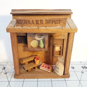Vintage Enesco 1976 Shadow Box Diorama Store Front R.R. Depot Holz Handarbeit - Bild 1 von 10
