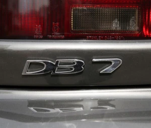 Insignia trasera Aston Martin DB7 - 78-81471 y 78- 81472 - Imagen 1 de 6