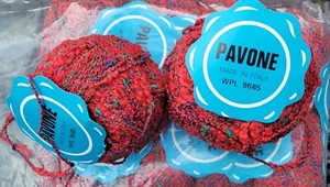 Hilo PAVONE, rojo con mancha verde y azul, mezcla de algodón, bolas de 12 x 50 gr, Italia - Imagen 1 de 4