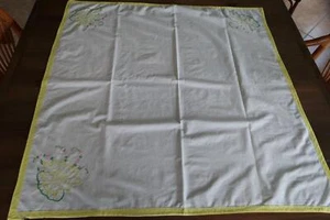 "Kleine handgefertigte bestickte Tischdecke mit Seerosen 36"" x 37" - Bild 1 von 9