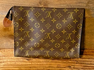 Louis Vuitton Pochette Pochette Monogram Toilette 26 Cosmetic LV Pochette - Foto 1 di 24
