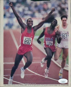 Carl Lewis Team USA Olympiasieger signiert 7,5 x 9 geschnitten Magazinseite JSA authentifiziert - Bild 1 von 2