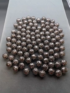 100 cuentas de metal de filigrana de hierro antiguas espaciadores de bolas huecas de 13 a 15 mm - Imagen 1 de 4