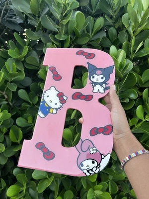 "Letra de madera pintada a mano de 13""" Foto 1 de 4