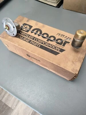 Mopar NOS 油箱仪表 62-68 道奇 Trk。 100-600 带 30 加仑。 69-73 Trk 带 50 加仑 — 第 1/2 张图片