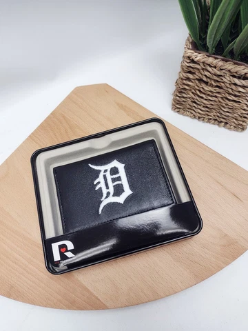 Detroit Tigers Men's Black Wallet - MLB Trifold Embroidered Wallet Cover