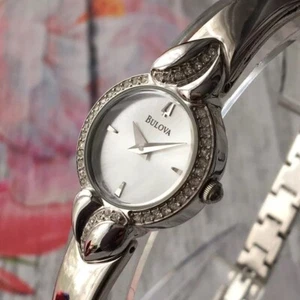 Damen Bulova Dress Watch Quarz silbernes Zifferblatt Kristall Herz Stahl 20 mm Gehäuse - Bild 1 von 7
