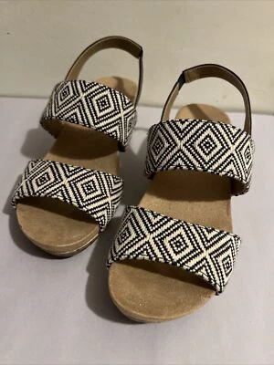 Sandalia LifeStride para mujer Marcela cuña corcho talla 5 negra blanca punta abierta flexible usada en excelente estado Foto 1 de 4