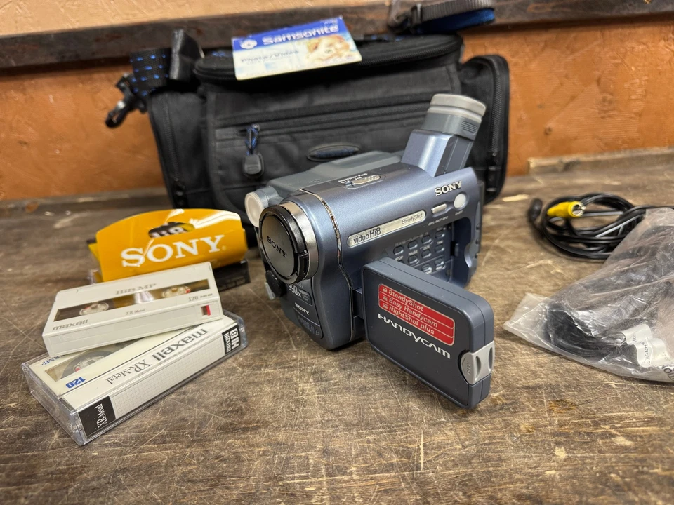 MINT Sony CCD-TRV328 8mm Hi8 Analog Camcorder Bundle W/ EXTRAS - Image 1 of 4