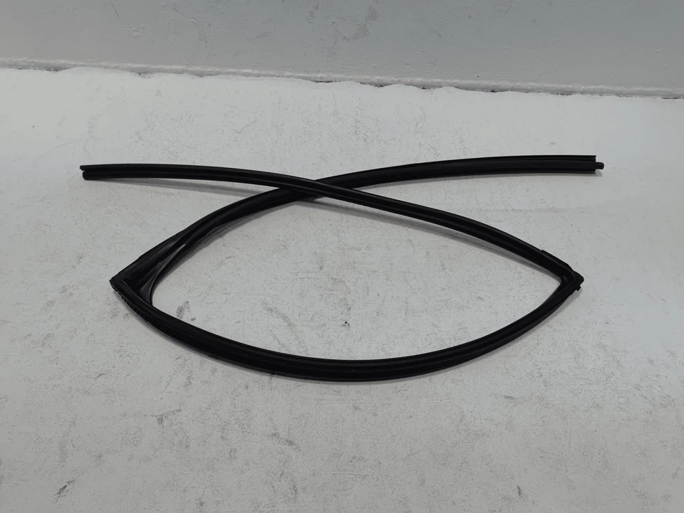 Sello de canal de funcionamiento de vidrio para ventana lateral del pasajero trasero Toyota Rav4 2019-2025 OEM Foto 1 de 4