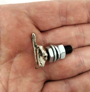 1 Mittelfinger Schrauben Kennzeichen Stammes motorrad chopper,Totenkopf,Skull - Picture 1 of 5