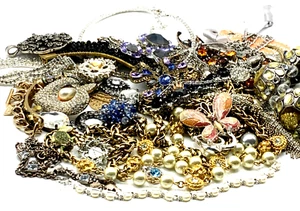 Vintage Now Lot 2,6 Pfund klar & bunt Strass Schmuck Reparatur/Wiederzweck - Bild 1 von 24