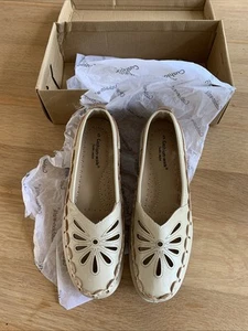 CushionWalk Slip On Open Pattern Leather Lined Flexible Comfort Shoes Size 5 NEW - Picture 1 of 4
