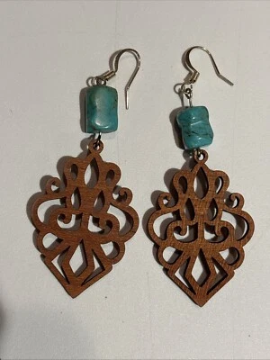 Pendientes colgantes de madera marrón patrón intrincadamente tallado con cuentas turquesa Foto 1 de 4