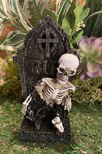 Gruseliger RIP Skelett Grabstein Halloween Deko Regal Kaminsims Sitter herausklettern - Bild 1 von 2