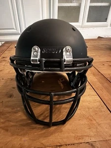 Gebrauchter Schutt DNA Football Helm matt schwarz medium mit Gesichtsmaske 2013 - Bild 1 von 8