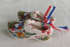 Zuecos holandeses vintage de porcelana en miniatura azul Delft adorno hechos en Holanda - Imagen 1 de 8