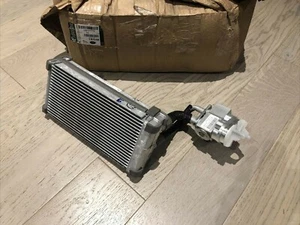 Radiator Interior matrix Radiator FOR Land Rover Defender L663 LR131778 - Picture 1 of 12
