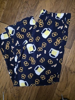 Pantalón pijama cerveza talla grande. Cerveza, pretzels y cacahuetes. Foto 1 de 2