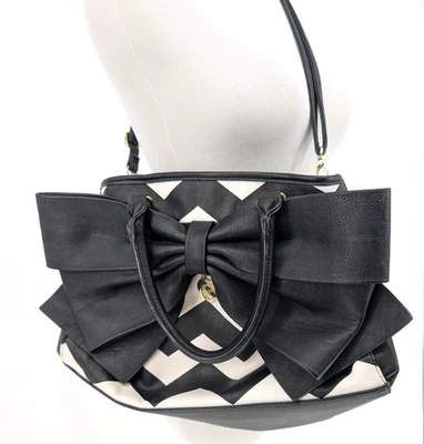 Bolso de Mano De Colección Y2K Betsey Johnson Negro Chevron Arco Grande Imitación Cuero Corazón Dije Foto 1 de 4