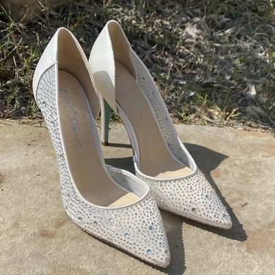 Tacones de aguja Betsey Johnson Ally estrás 8,5 tacones satinados superiores transparentes boda Foto 1 de 4