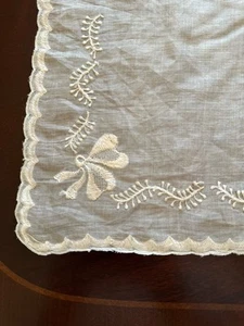 Set 10 tovaglioli vintage in pina o cotone fine ricamati a mano nastri bianchi fiocco - Foto 1 di 7