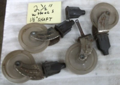 Cuatro ruedas de plástico transparente para muebles vintage. Ruedas 2-1/2" eje 1-1/2" Foto 1 de 2