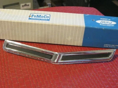 Nuevo de Lote Antiguo 1966 Mercury Comet 202, adorno lateral guardabarros delantero izquierdo, en caja Foto 1 de 3