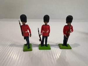 Set of 3 Britain's toy soldiers 1977 Original Purchase Condition - Picture 1 of 6