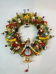 Vintage Wood Ornament Kitsch Wreath Christmas Holiday Wreath 15.5” Gold Tinsel - Picture 1 of 13