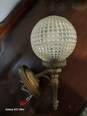 Hermoso bollo de pared vintage de latón con patrón de diamante globo de vidrio Foto 1 de 4