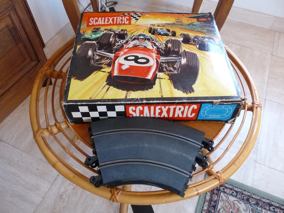 Ancien circuit auto SCALEXTRIC 30 FU BRM et Porche , rails et accéssoires - Photo 1/4