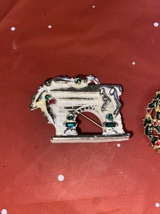 DODD'S VINTAGE KAMIN MIT STECHPALME WEIHNACHTSBROSCHE ANSTECKNADEL SIGNIERT/Gratis Geschenk - Bild 1 von 2