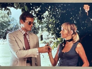 "Oro" Susannah York & Roger Moore Original 1974 Película Promocional 35mm Diapositiva - Imagen 1 de 2