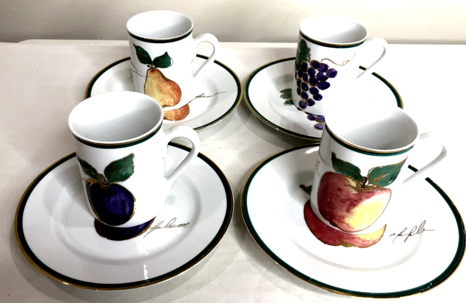 Conjunto de quatro placas e quatro canecas Crate & Barrel 8" acabamento dourado 22K pintado à mão - Imagem 1 de 4