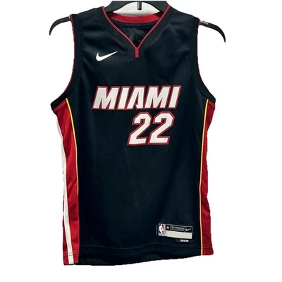Camiseta Nike Jimmy Butler Feminina Infantil Média Preta Vermelha #22 Miami Heat NBA Icon - Imagem 1 de 4