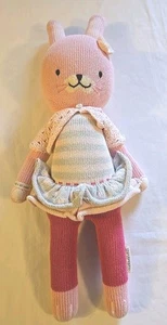 CUDDLE & KIND Chloe The Bunny Coniglio Maglia Uncinetto Bambola Peluche Perù Vestito Rosa 22" - Foto 1 di 17