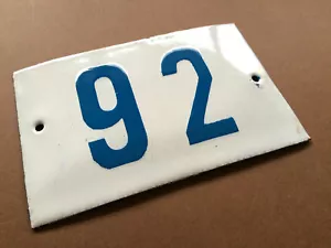 INSEGNA SMALTATA VINTAGE LATTA PORCELLANA NUMERO CIVICO 92 PORTA CANCELLO BIANCO BLU ANNI 50 - Foto 1 di 5