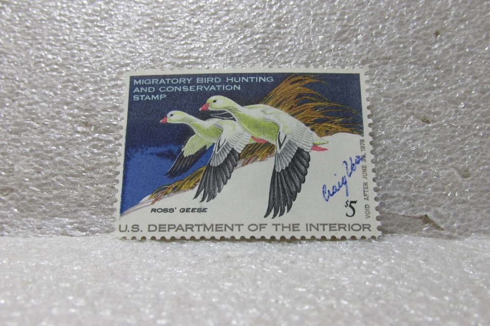 1977 MH PAIR of ROSS'S GEESE $5 HUNTING STAMP SIGNED SCOTT #RW44 - Image 1 of 1