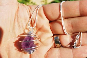 LINDO Colgante de Amatista Elestial Bebé + Cadena de Acero Inoxidable de 20" - Imagen 1 de 9