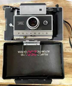 Vintage photography Polaroid 250 Land camera with film flash bulbs and case 70's - Picture 1 of 6