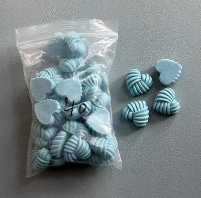 ¡Envío EE. UU.! 40 piezas de dijes de corazón de resina dura azul - 0,75" x 0,75" - no perforados Foto 1 de 2