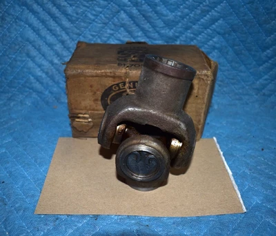 1932-39 FORD Big Truck New Old Stock U-Joint 51-7090 Race Car Old Original - Image 1 of 4