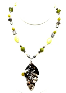Collana argento sterling foglia verde oliva ciondolo perle opale arte vetro fatta a mano - Foto 1 di 12