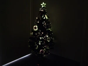 CHRISTMAS TREE XMAS FIBRE OPTIC LED GREEN DECORATED 120CM BASE STAR BALL BELLS - Picture 1 of 12