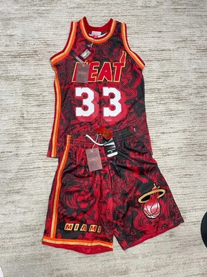 Nuevo con etiquetas Conjunto Jersey Miami Heat Año del Tigre Mitchell & Ness Talla Pequeña  Foto 1 de 4