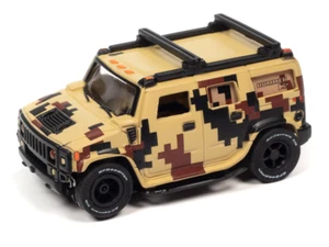 Auto World Xtraction SC388-3B 2023 R1 TODOTERRENO 2005 HUMMER H2 (CAMUFLAJE) HO escala Sl - Imagen 1 de 4