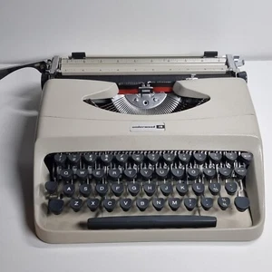 Vintage Underwood 18 Ultra Portable Manual Typewriter with Case - Foto 1 di 16