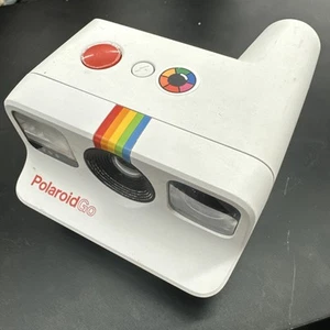 Polaroid Go White Mini fotocamera a pellicola istantanea flash integrata da collezione - Foto 1 di 6