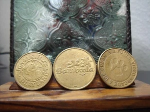 GETTONE ARCADE VIDEO BIG FOOT & BAMBOOLA TOKEN & JUNGLE JIM'S PLAYLAND TOKEN - Foto 1 di 2